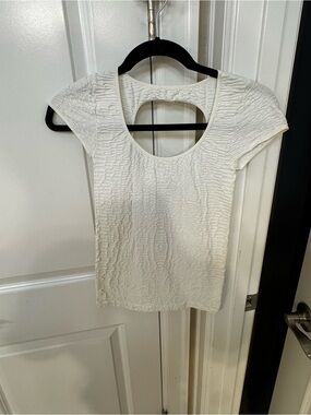 bebe White Textured Scoop Short Sleeve Top